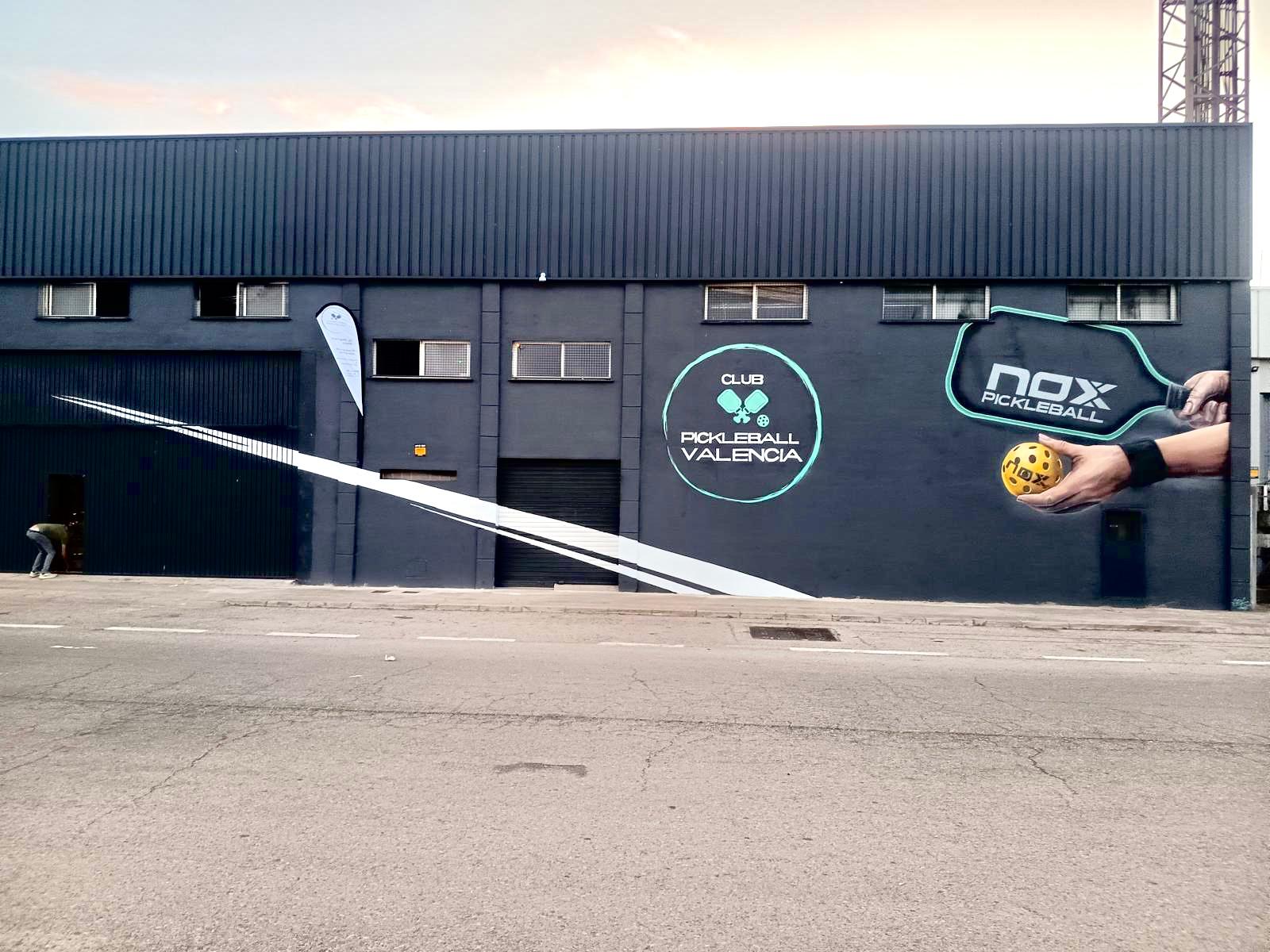 Fachada con rotulación para Club Pickleball Valencia