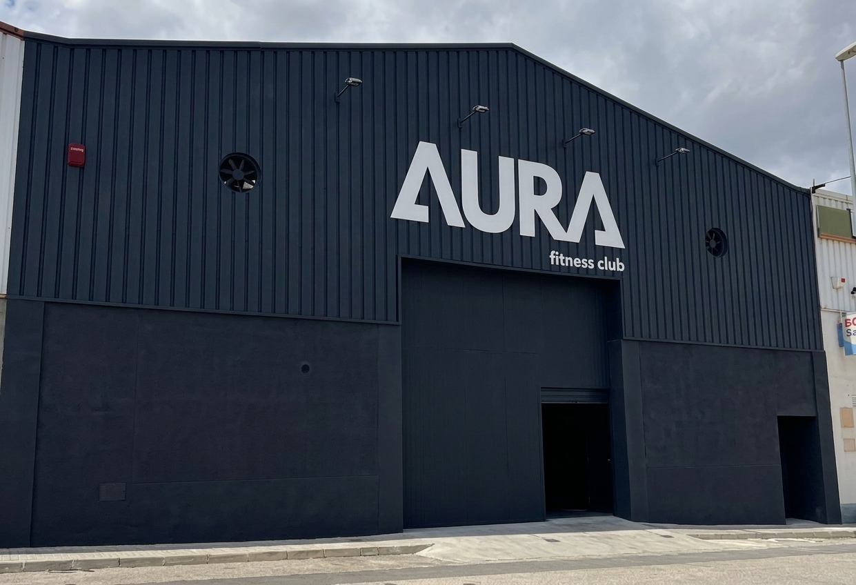Fachada Aura Fitness tras el trabajo de pintura y rotulación realizado por Proyecta Pintura