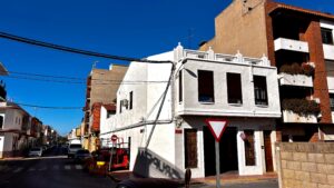 Fachada frontal de la casa pintada