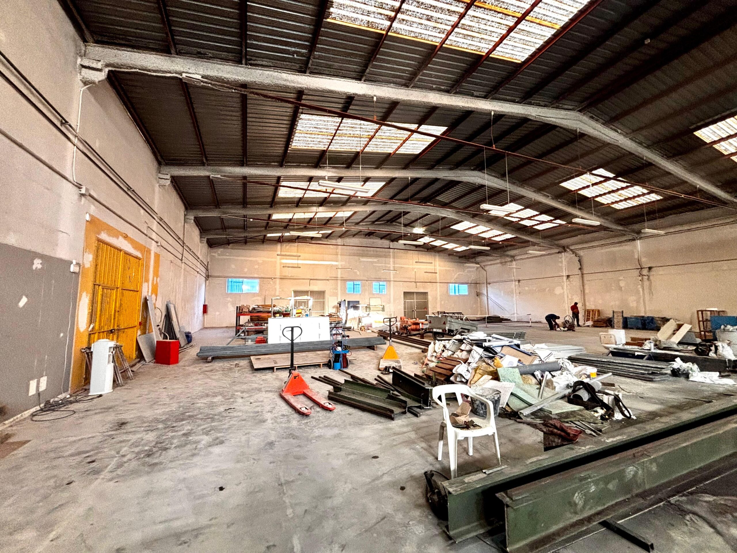 Estado de la nave industrial antes de pintarla para el Club Pickleball Valencia 1