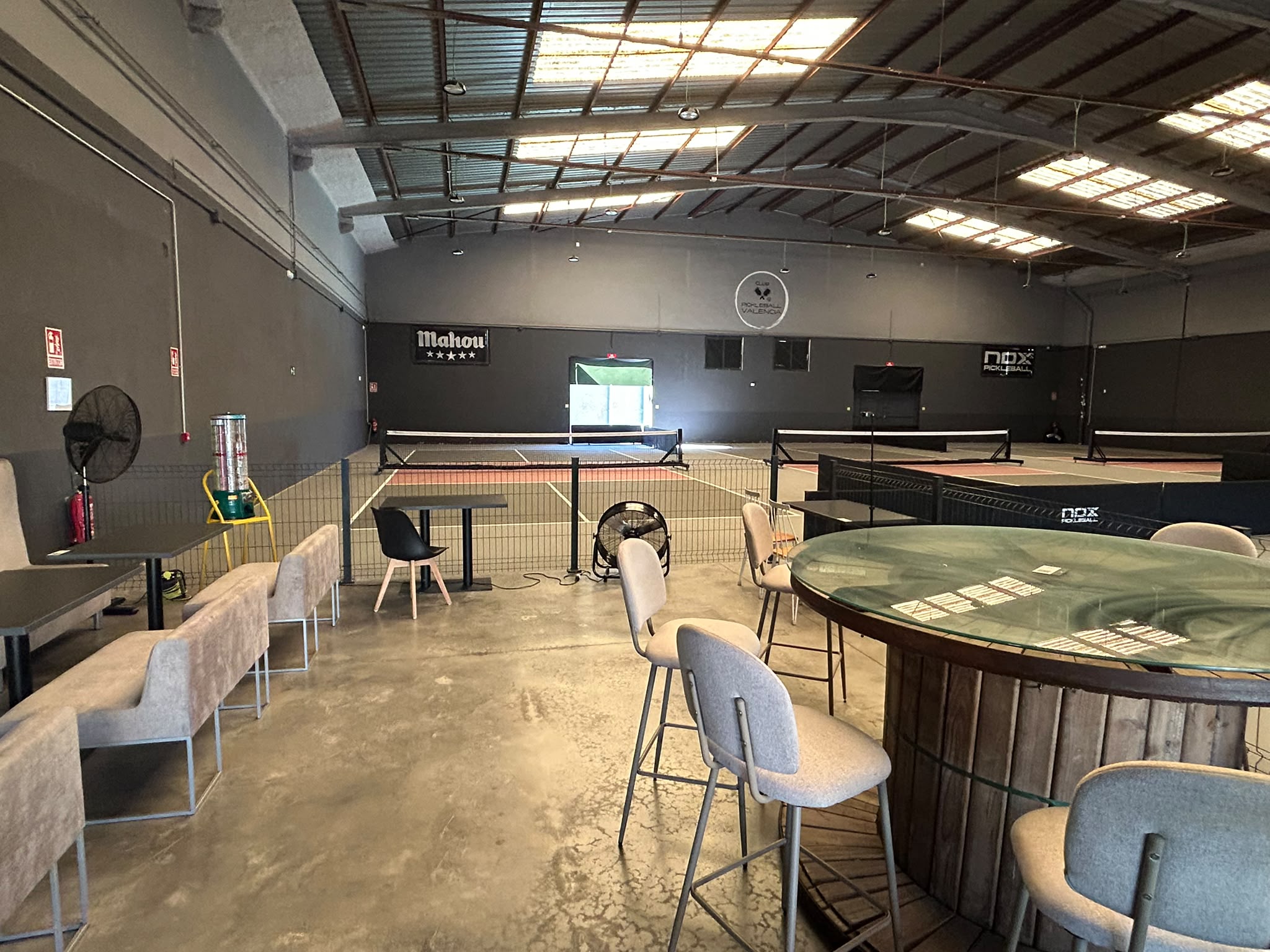 Zona bar del Club Pickleball Valencia tras la remodelación