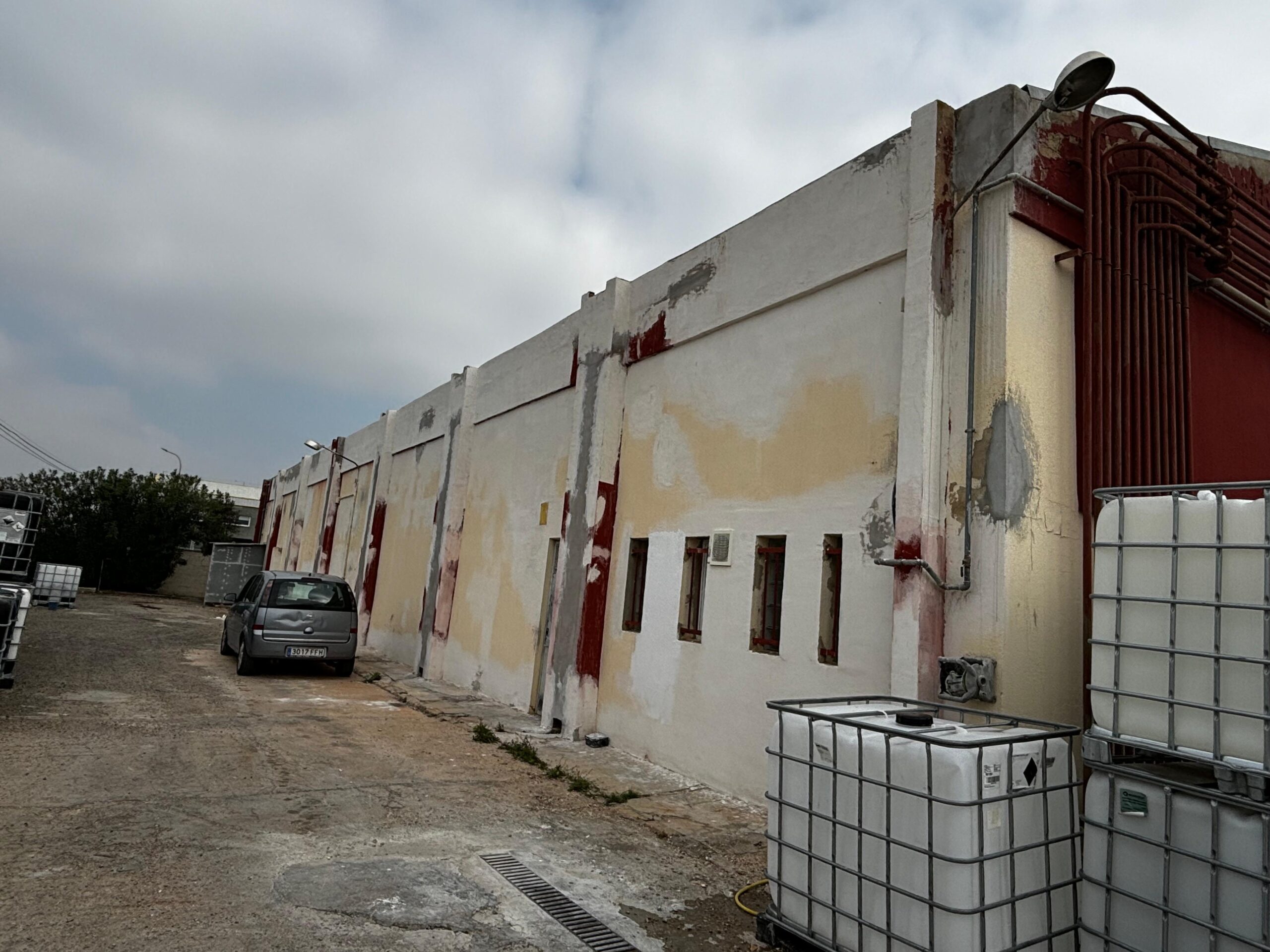 Estado inicial de la nave industrial previo al trabajo de pintura realizado por Proyecta Pintura 3