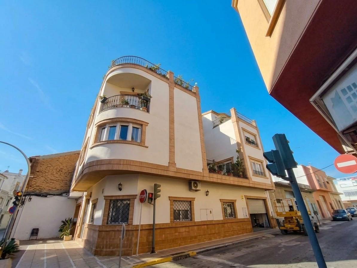 Esquina rehabilitada con revestimiento marfil rocalla en Alginet, Valencia