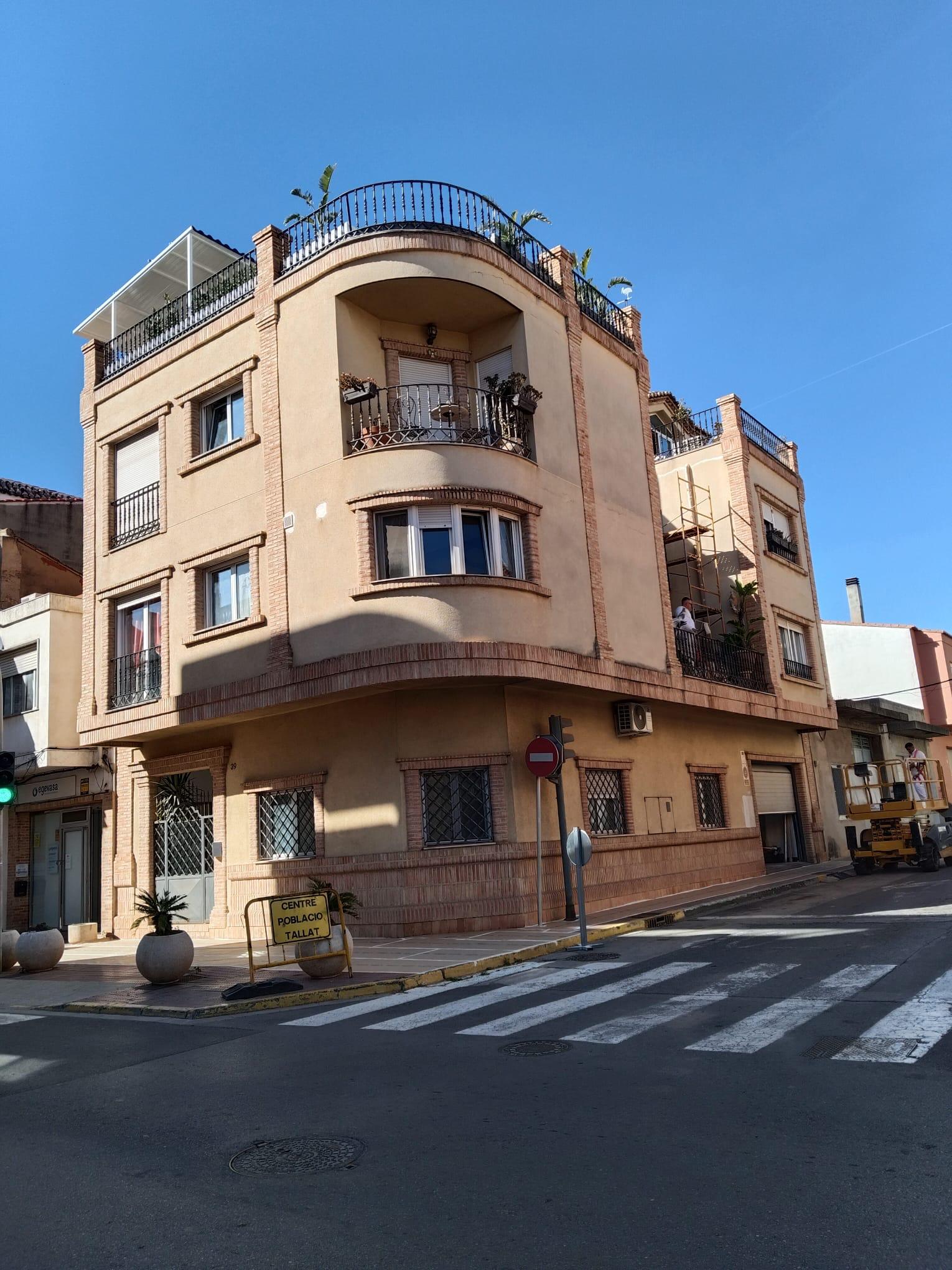 Estado previo a la rehabilitación de la fachada en esquina en Alginet antes de reparar grietas por la DANA