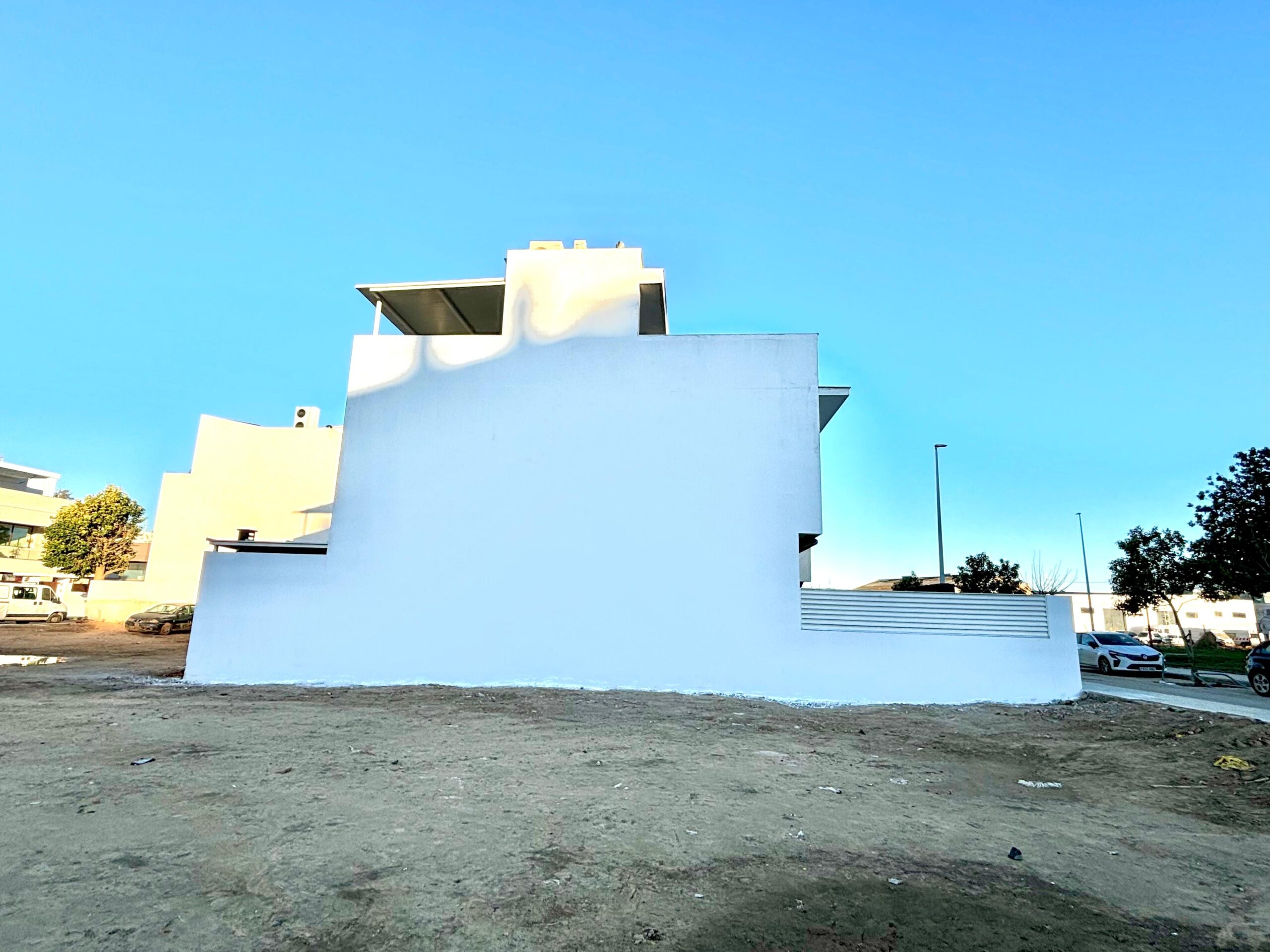 Acabado final de la fachada y puerta pintadas con equipo Airless en Paiporta