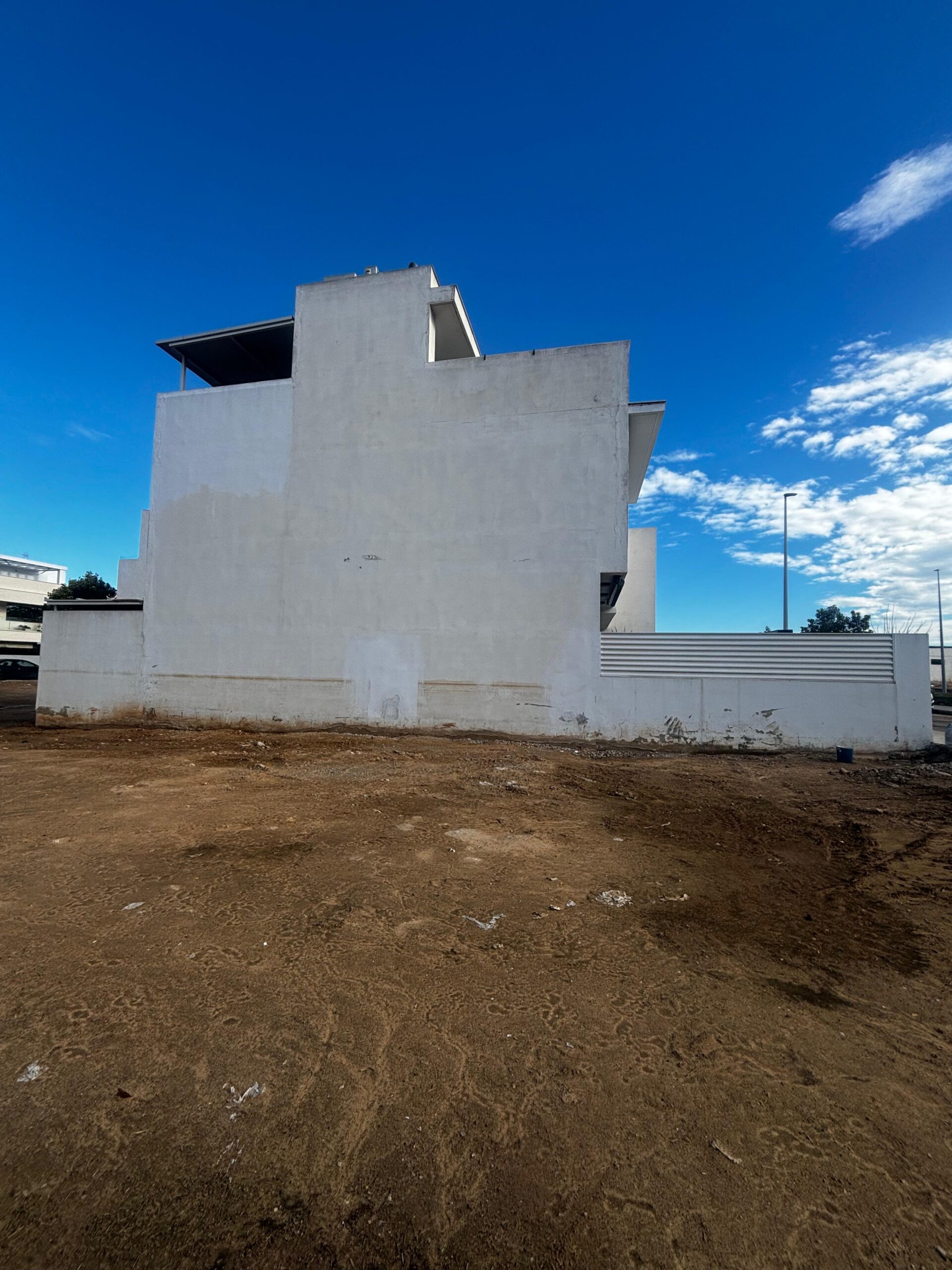 Daños por humedad e inundación en la base de la fachada antes de reparar