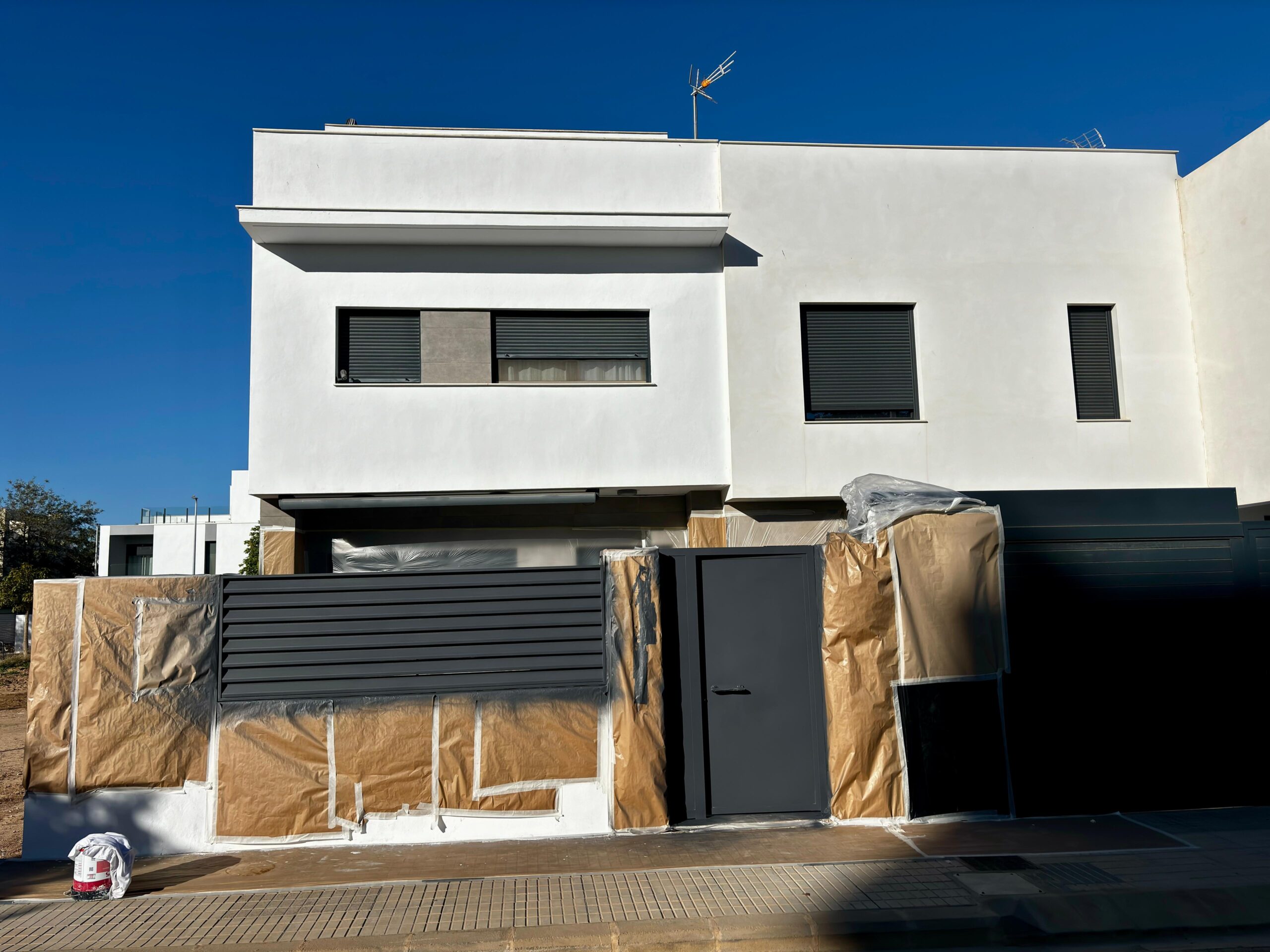 Enmascarado y preparación de puerta y vallado metálico para pintura Airless