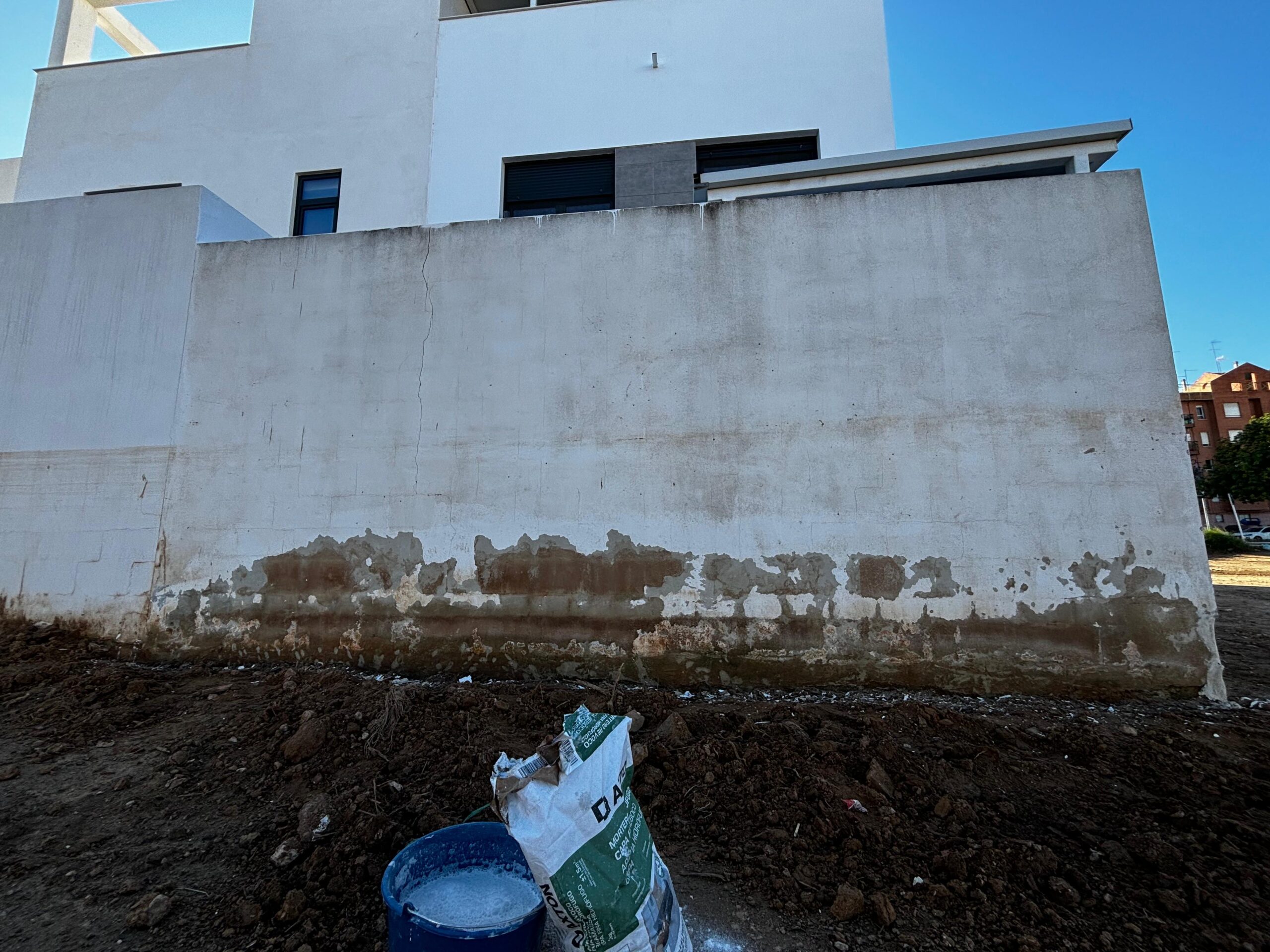 Humedades y desconchones en el muro de la vivienda de Paiporta antes del saneado