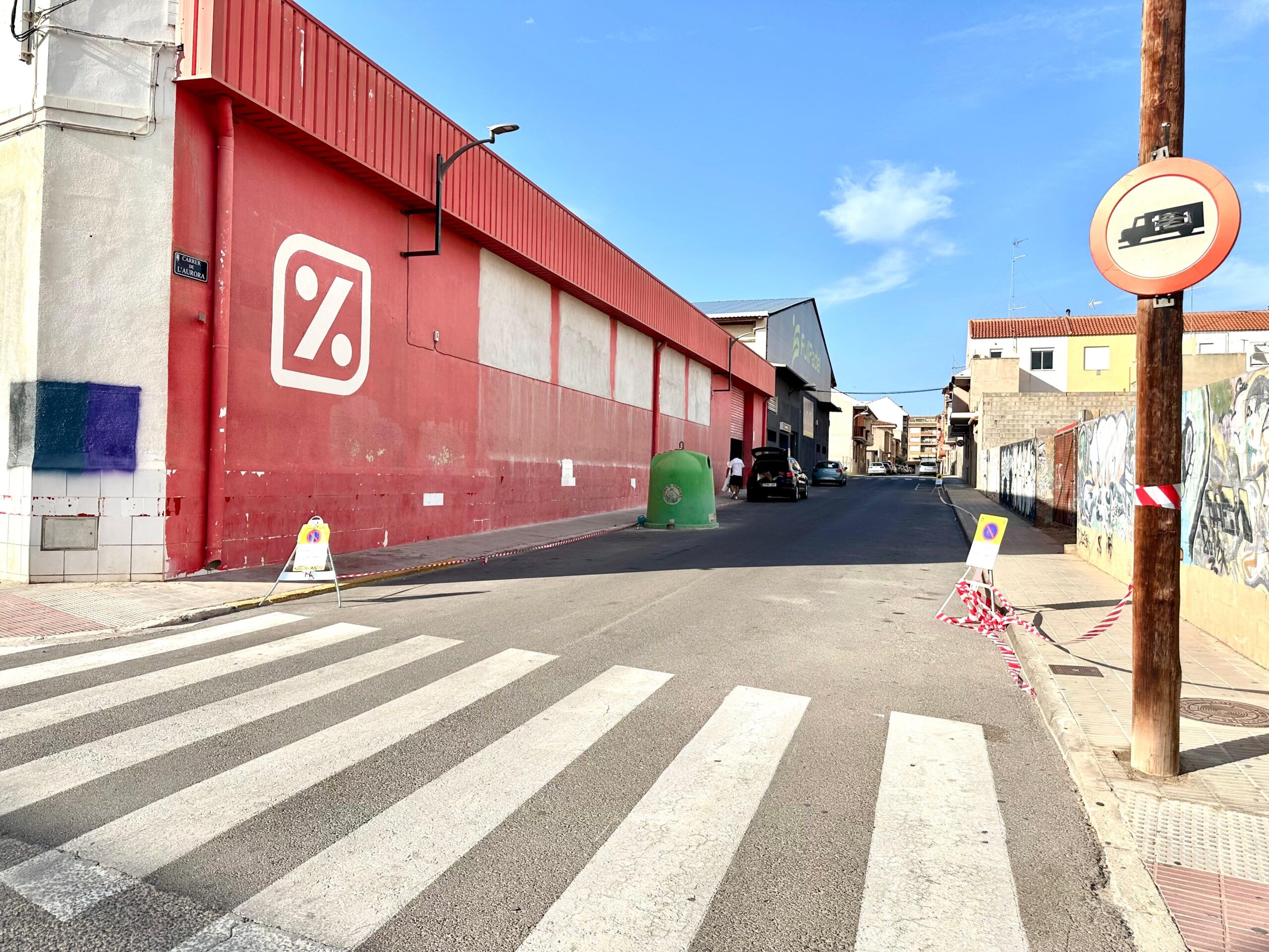 Calle industrial de La Pobla de Vallbona donde está el centro Space Zone Jump
