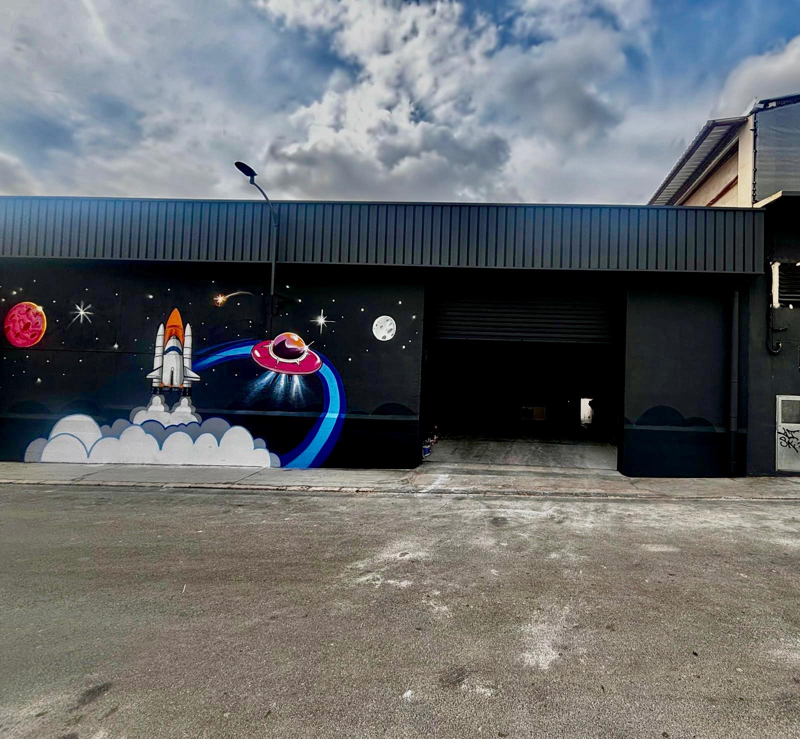 Mural de cohetes y naves espaciales pintado a mano en La Pobla de Vallbona