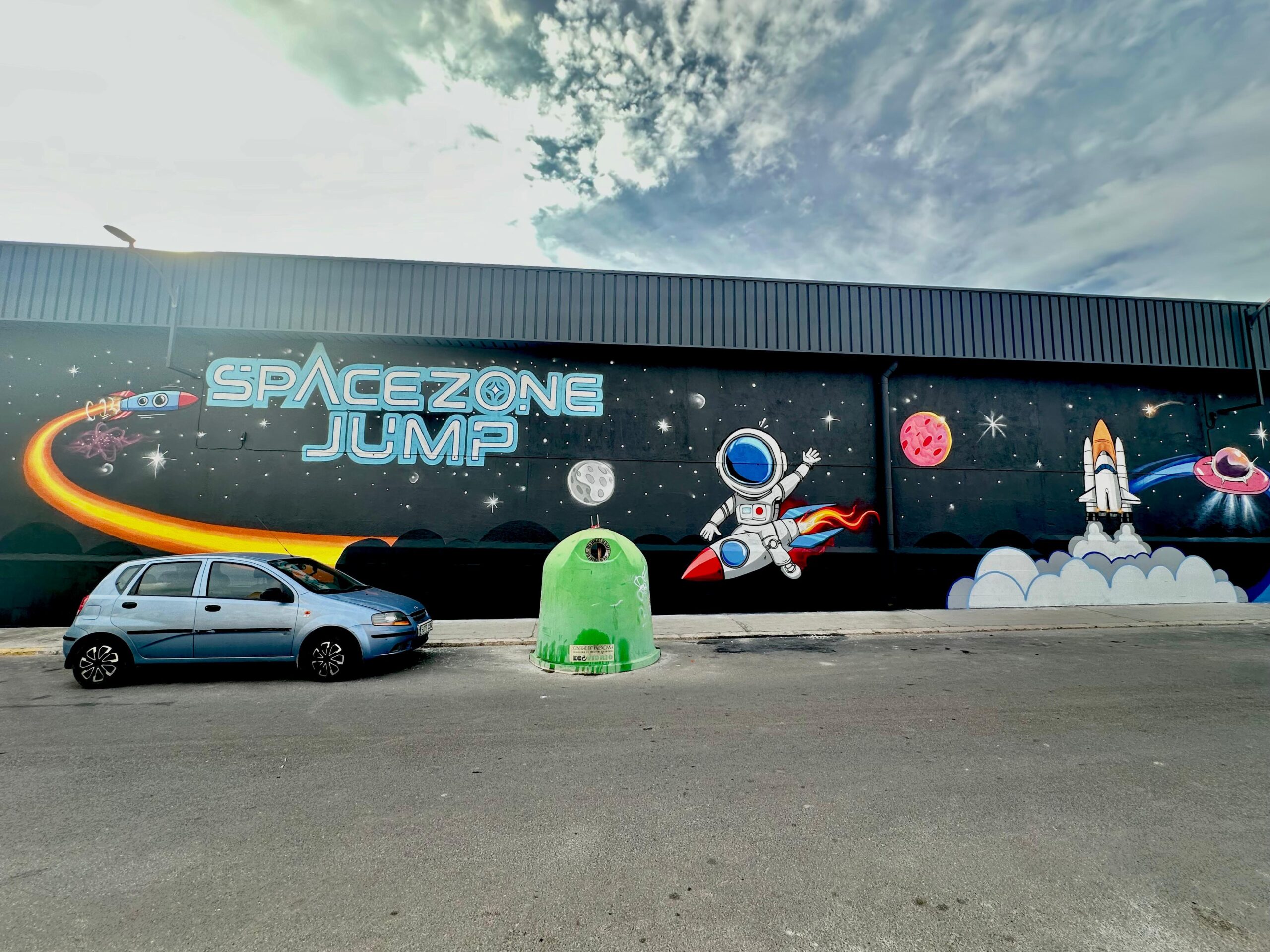 Mural espacial con astronauta y cohete pintado en la fachada de Space Zone Jump