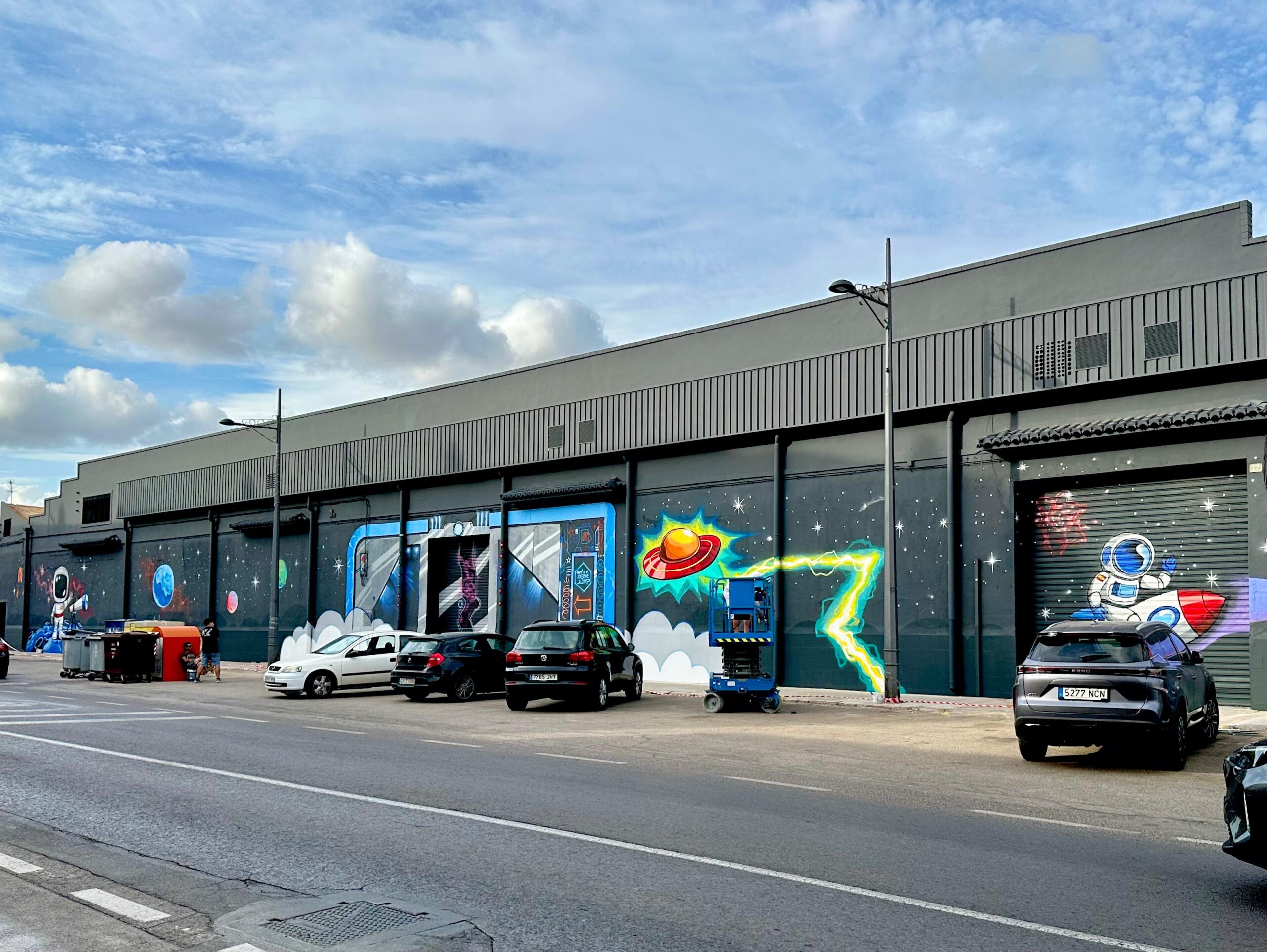 Resultado final de la rehabilitación de fachada industrial en La Pobla de Vallbona
