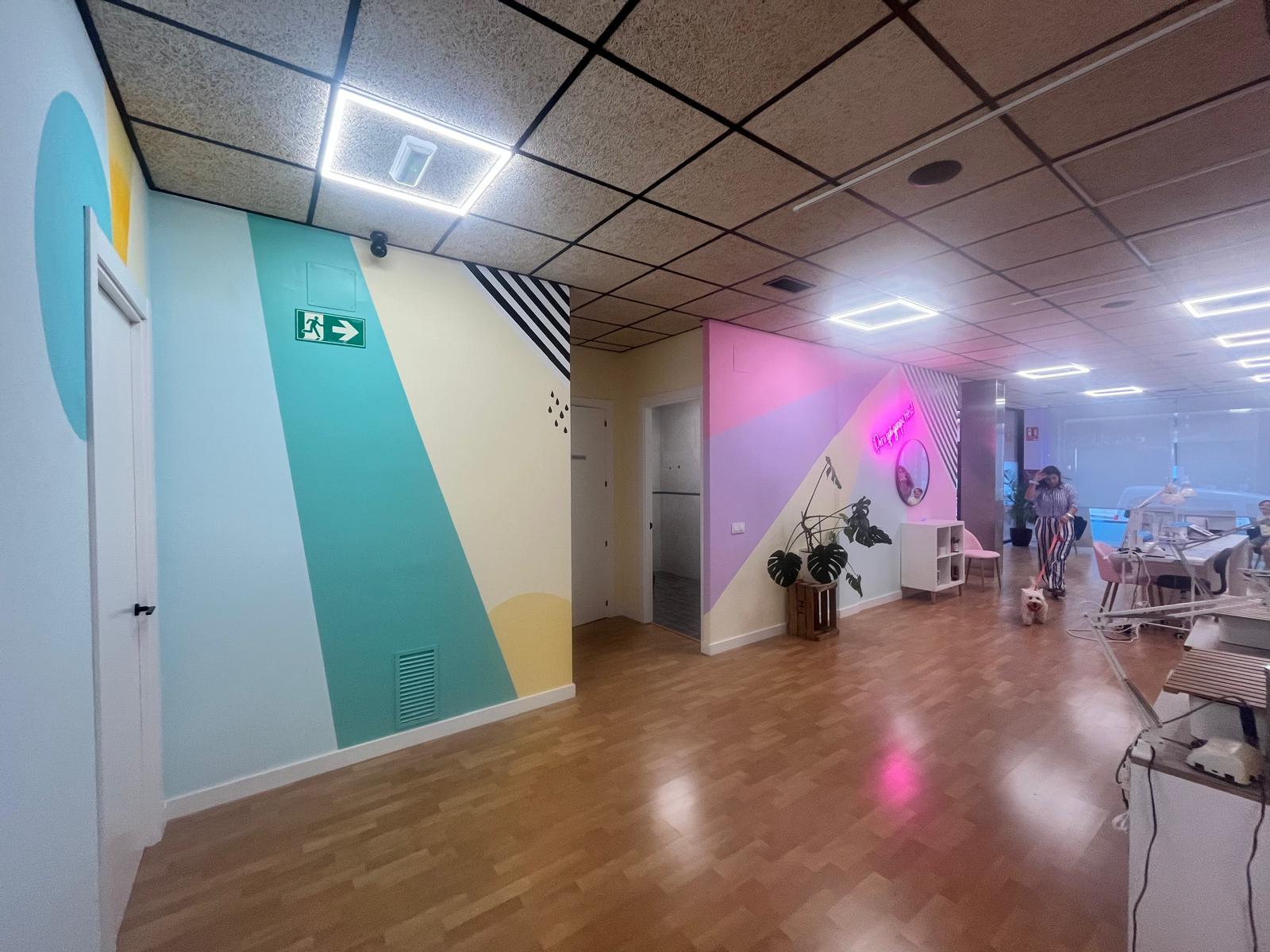Interior acabado del centro estético de Beatriz Ruiz con mural pastel y neón