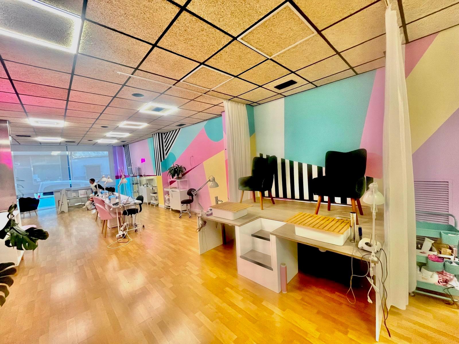 Zona de manicura del centro estético de Beatriz Ruiz tras la pintura decorativa