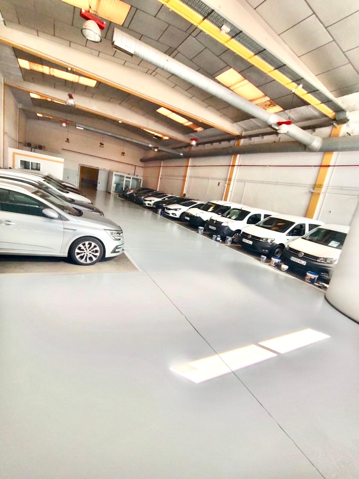 Fotografía del después de la imprimación epoxi en concesionario de coches.