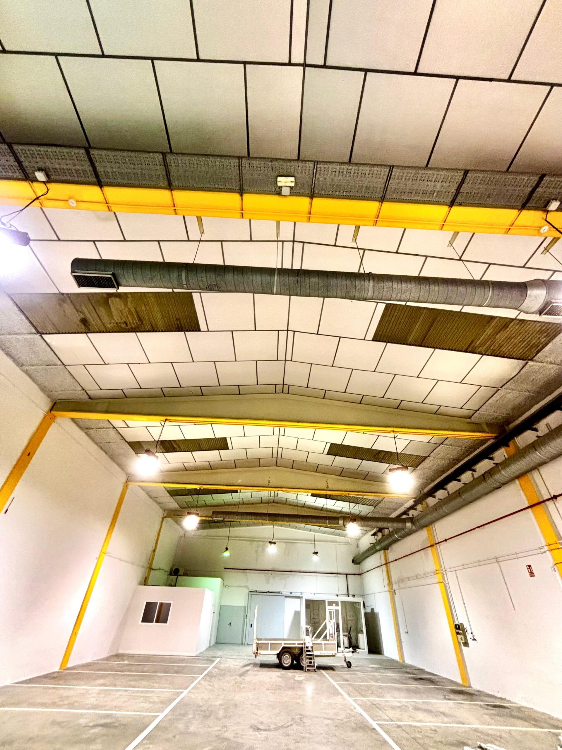 ave industrial y concesionario con techos y paredes pintadas, listo para la renovación de suelo epoxi.