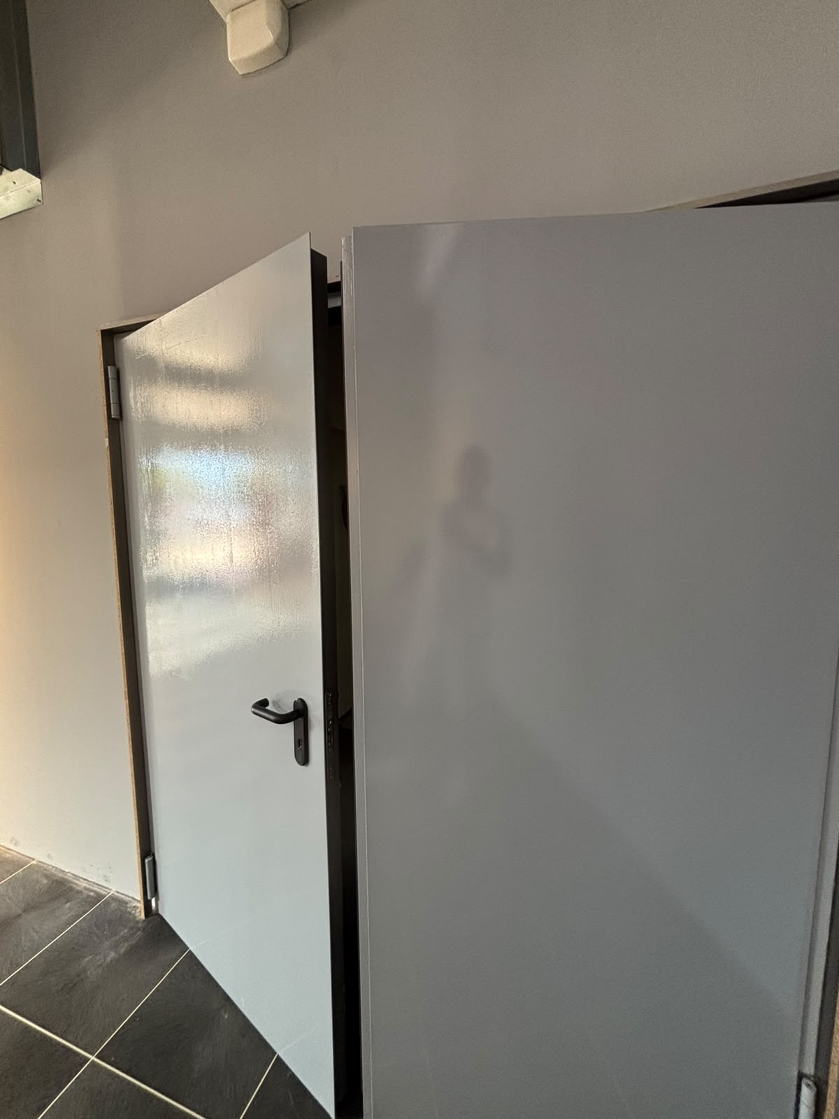 Pintado con esmalte sintético en puerta del concesionario ZXMOTOS