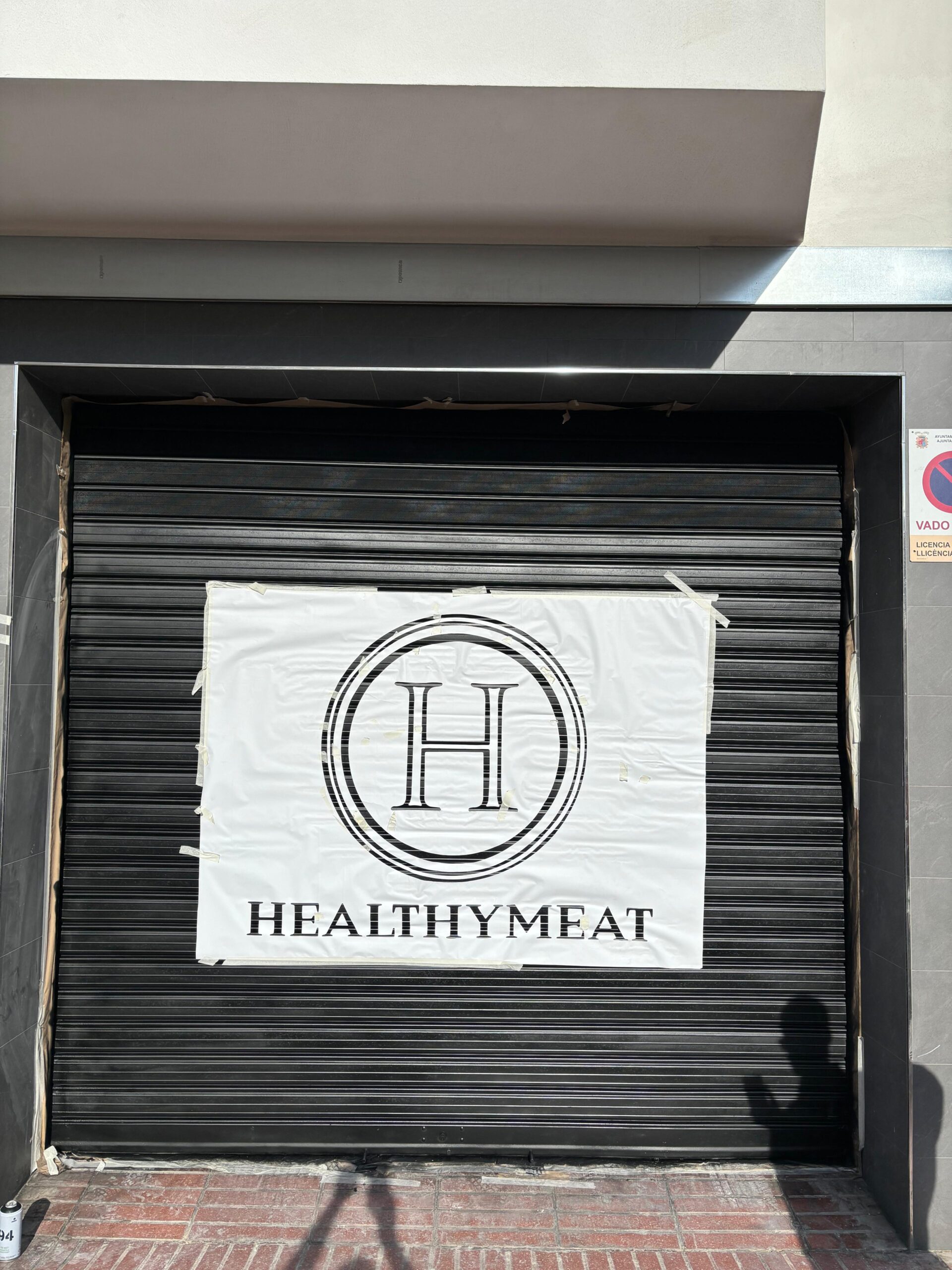 Proceso de plantillado y marcado sobre la persiana comercial de HealthyMeat