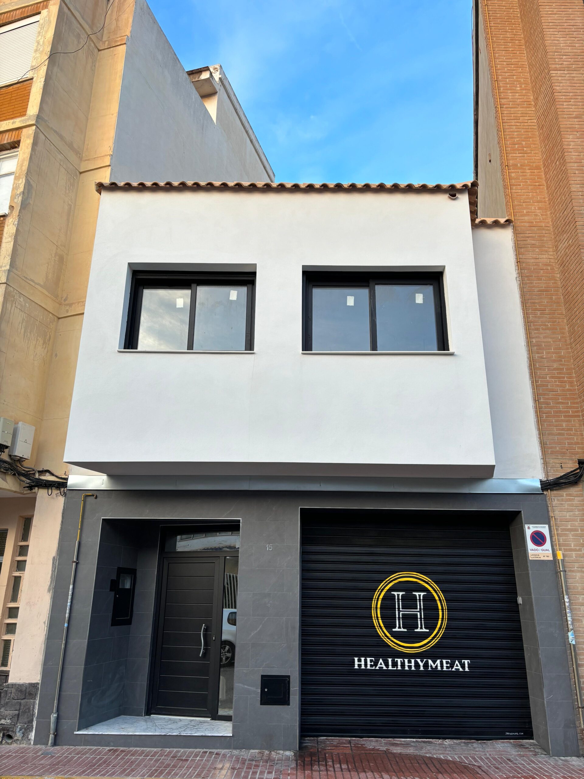 Vista general de la fachada comercial rotulada para HealthyMeat