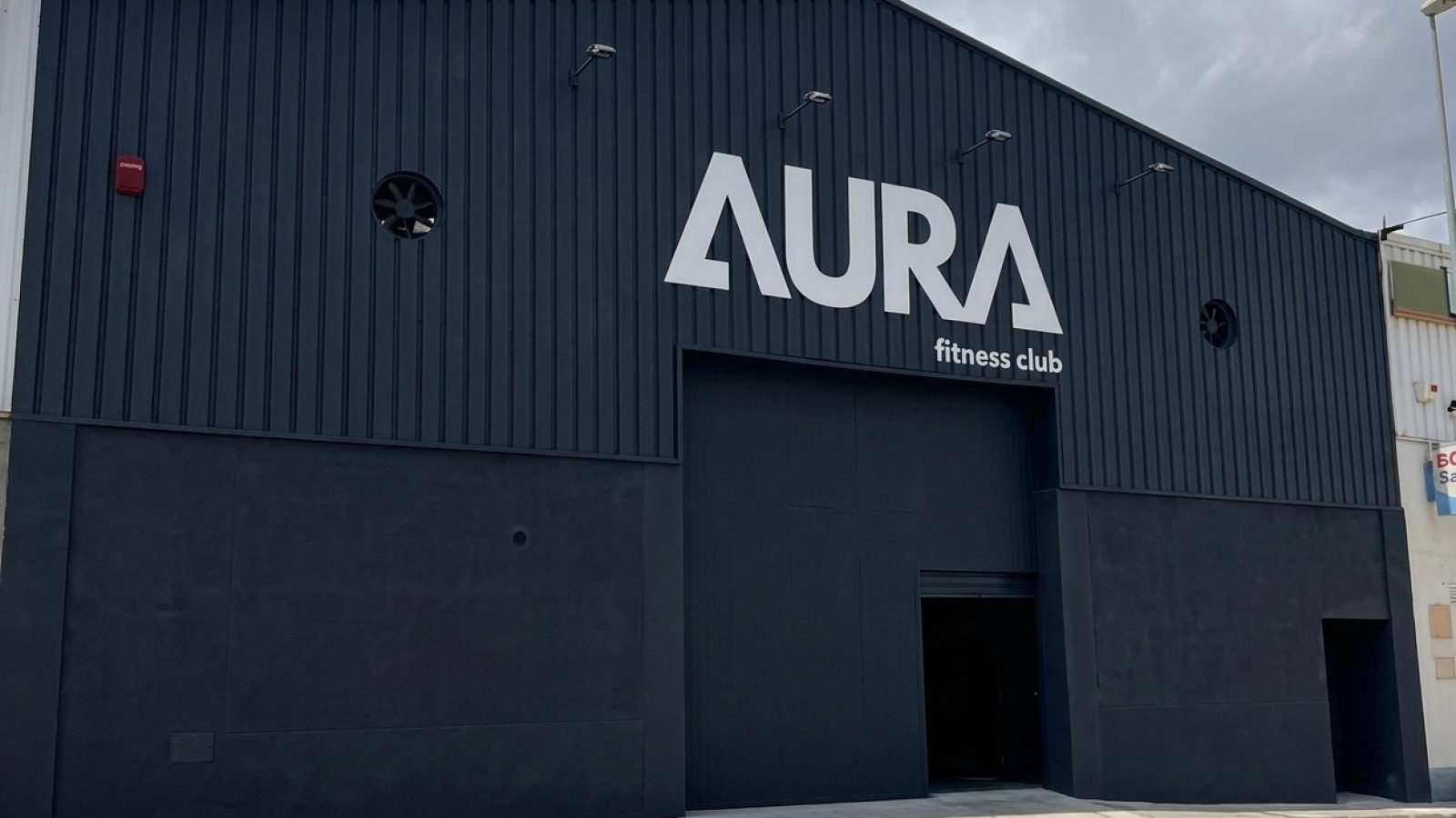 Fachada Aura Fitness tras el trabajo de pintura y rotulación realizado por Proyecta Pintura